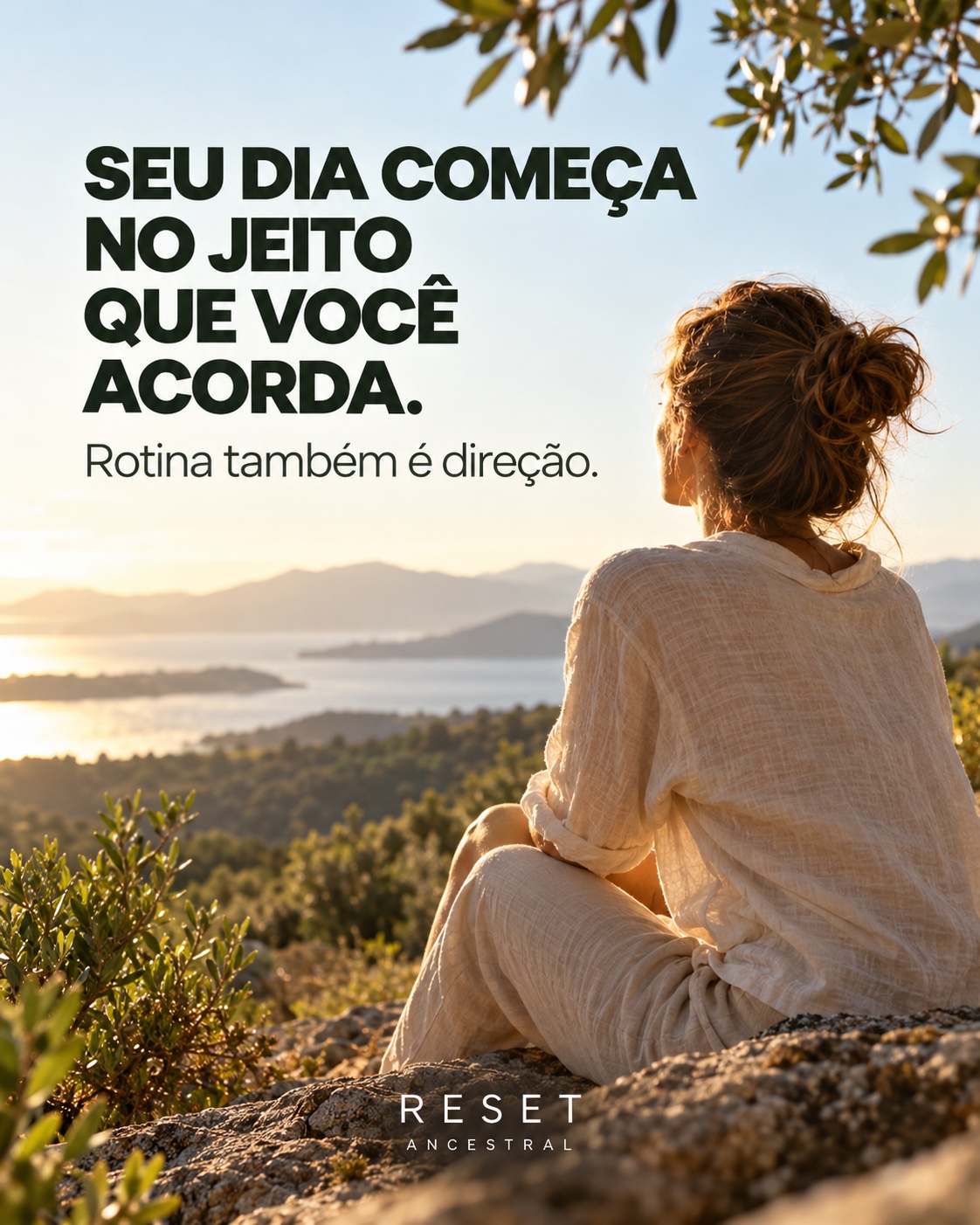 Mulher observando a paisagem ao amanhecer